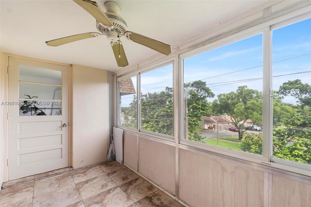 For Sale: $179,000 (1 beds, 1 baths, 741 Square Feet)