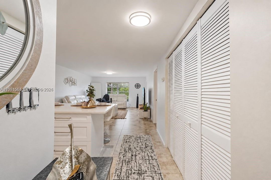 For Sale: $179,000 (1 beds, 1 baths, 741 Square Feet)