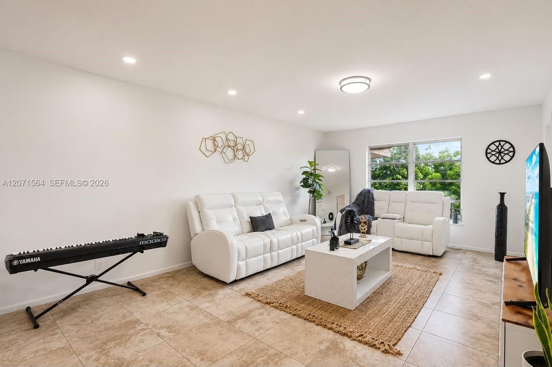 For Sale: $179,000 (1 beds, 1 baths, 741 Square Feet)