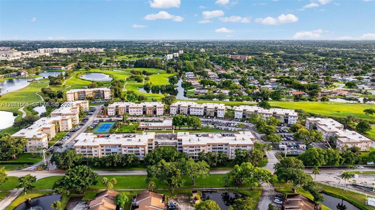 For Sale: $179,000 (1 beds, 1 baths, 741 Square Feet)