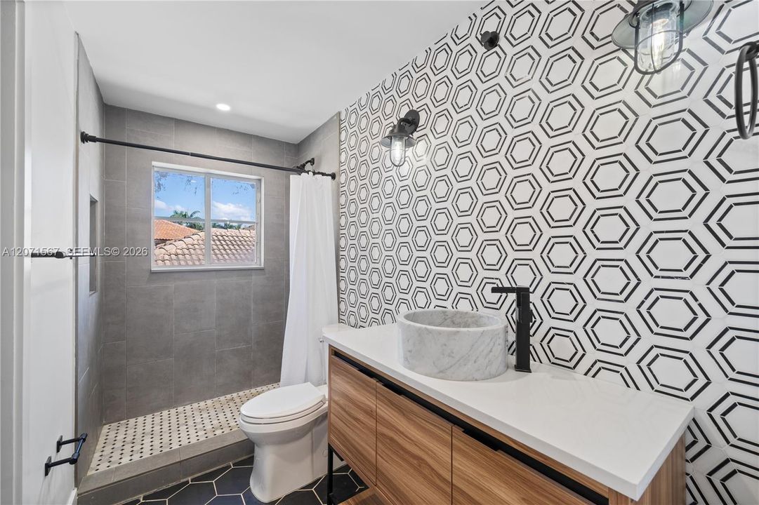 For Sale: $1,585,500 (7 beds, 5 baths, 4094 Square Feet)