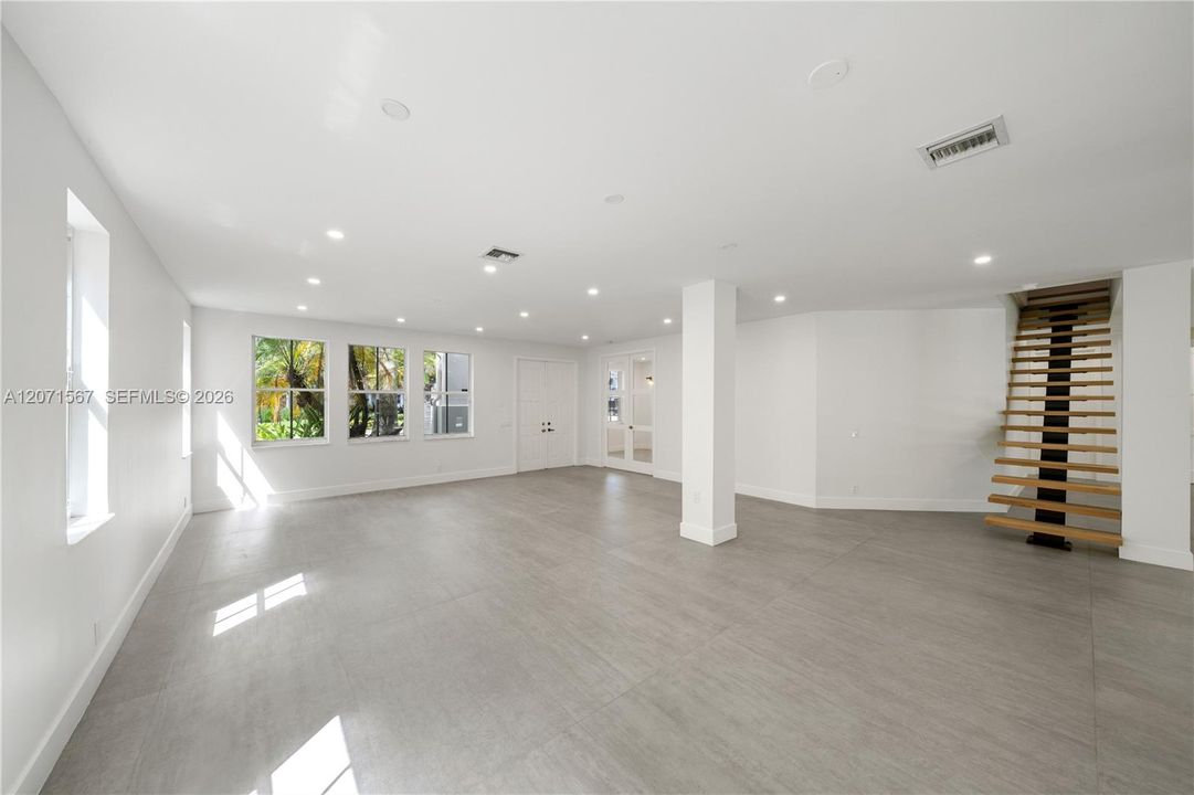 For Sale: $1,585,500 (7 beds, 5 baths, 4094 Square Feet)