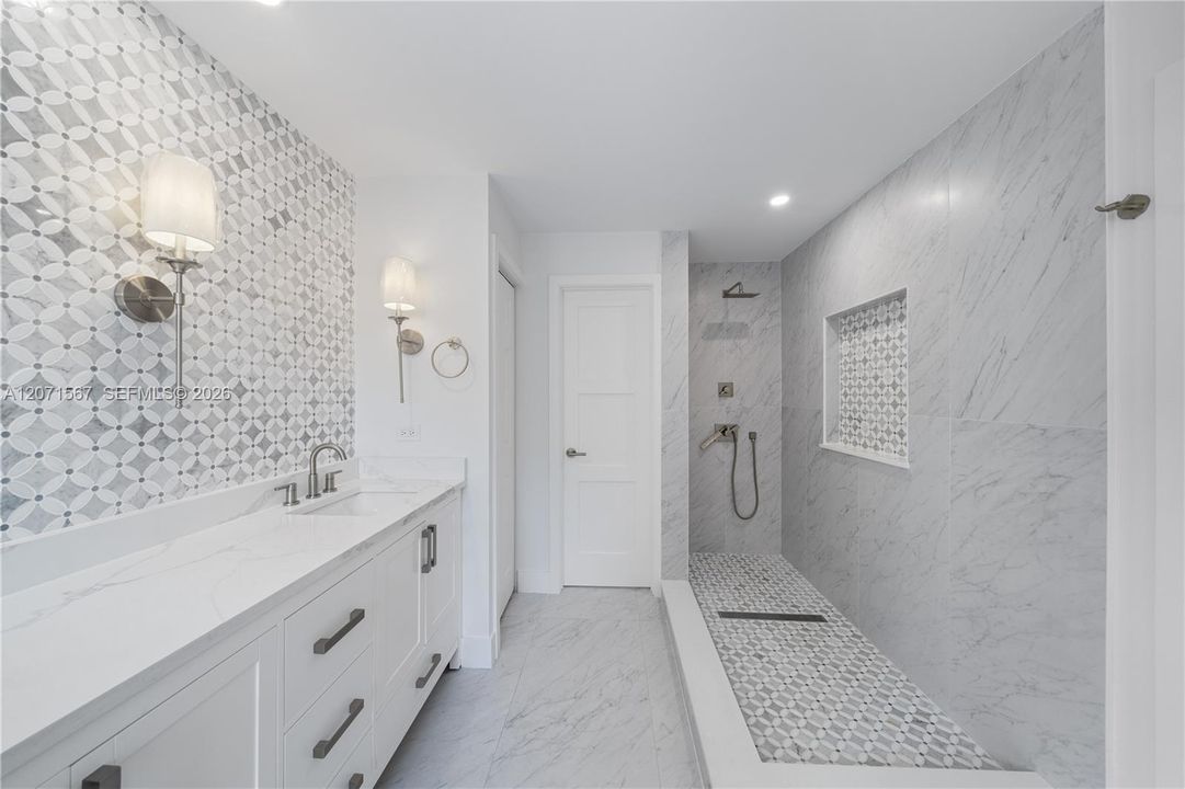 For Sale: $1,585,500 (7 beds, 5 baths, 4094 Square Feet)