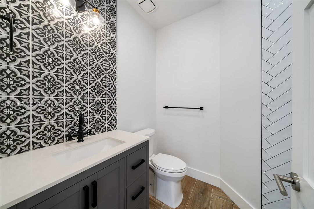 For Sale: $1,585,500 (7 beds, 5 baths, 4094 Square Feet)