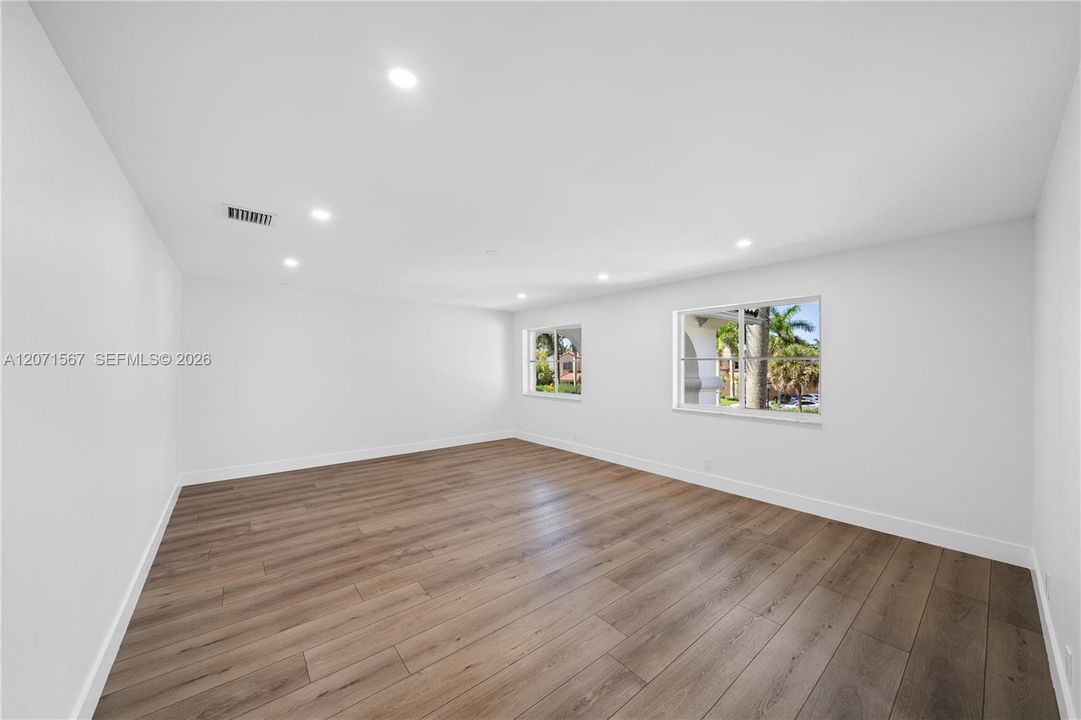 For Sale: $1,585,500 (7 beds, 5 baths, 4094 Square Feet)