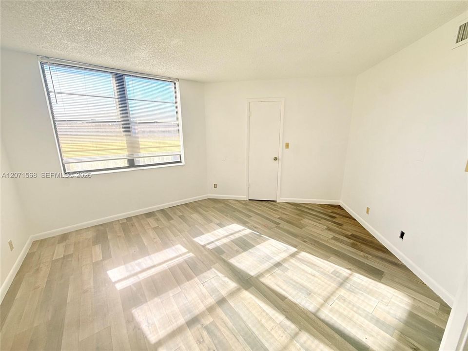 For Rent: $1,940 (2 beds, 2 baths, 890 Square Feet)
