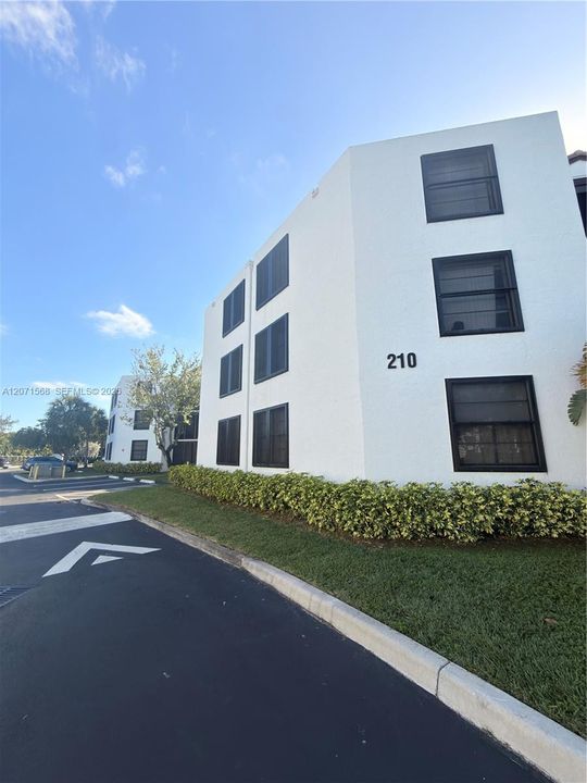 For Rent: $1,940 (2 beds, 2 baths, 890 Square Feet)