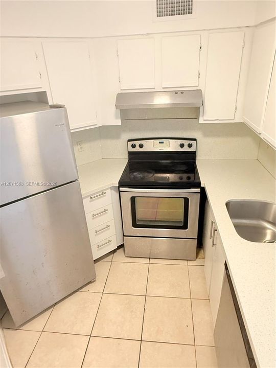 For Rent: $1,940 (2 beds, 2 baths, 890 Square Feet)