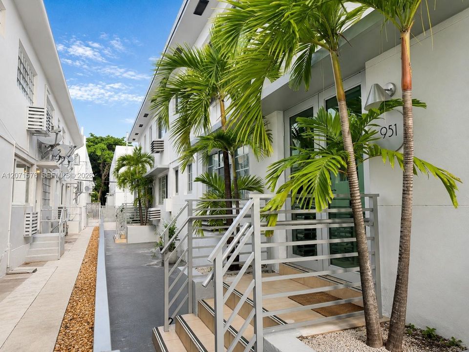 For Rent: $2,900 (2 beds, 2 baths, 750 Square Feet)