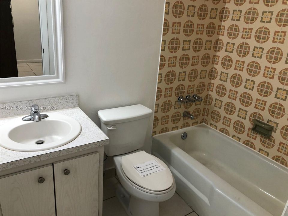 Active With Contract: $1,950 (1 beds, 1 baths, 555 Square Feet)