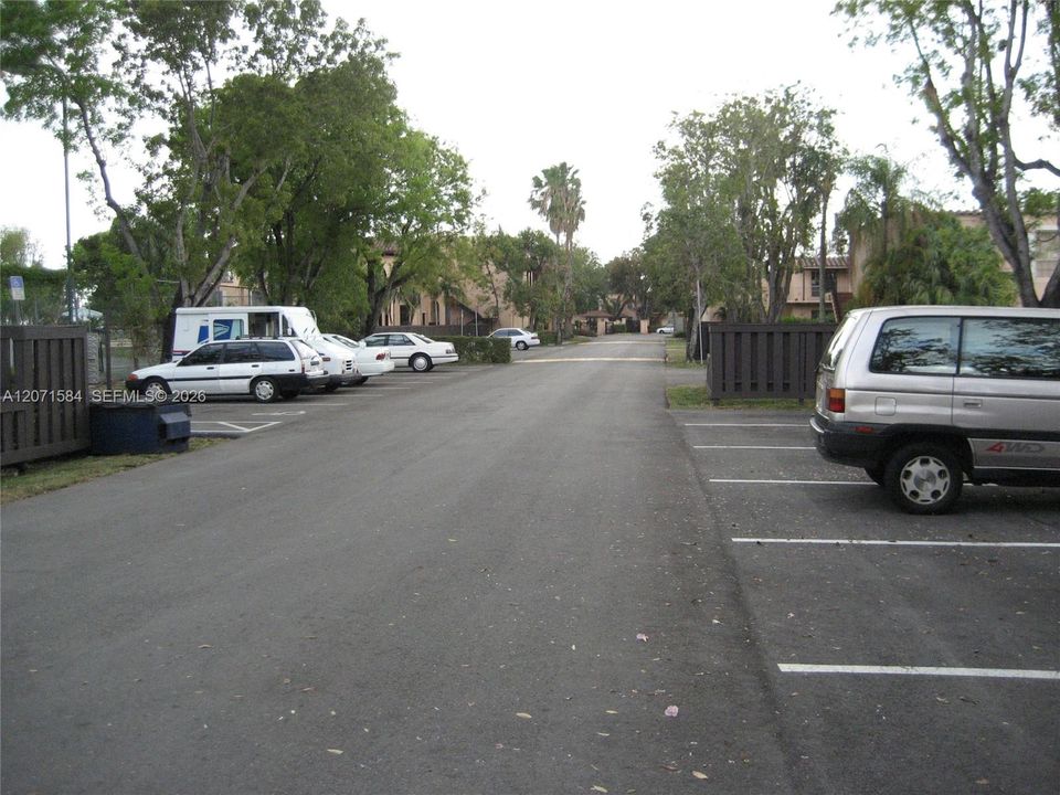Active With Contract: $1,950 (1 beds, 1 baths, 555 Square Feet)
