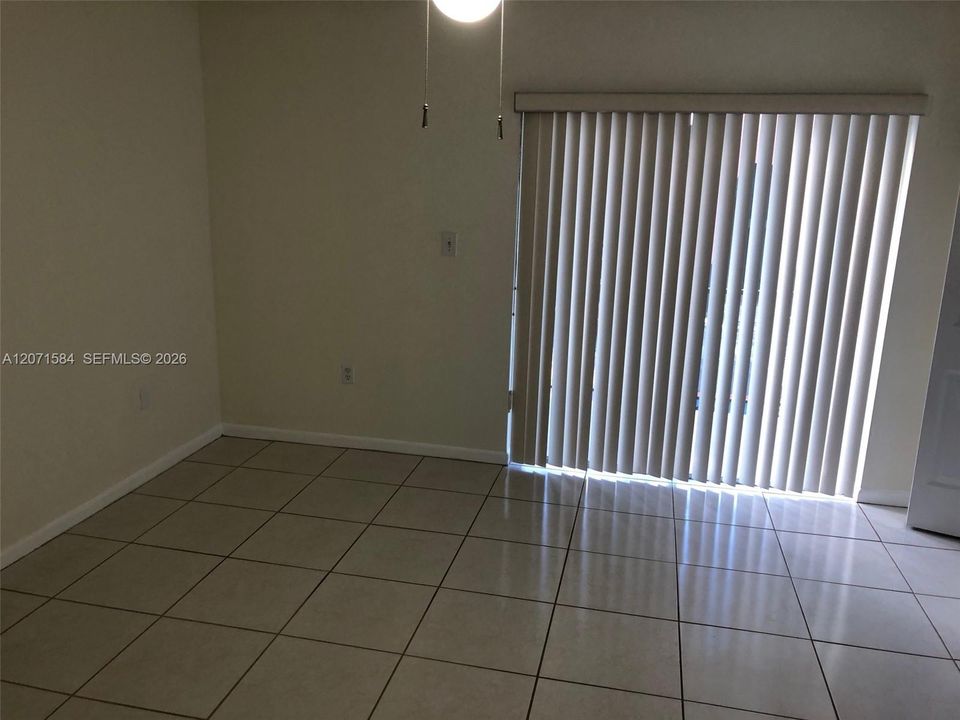 Active With Contract: $1,950 (1 beds, 1 baths, 555 Square Feet)