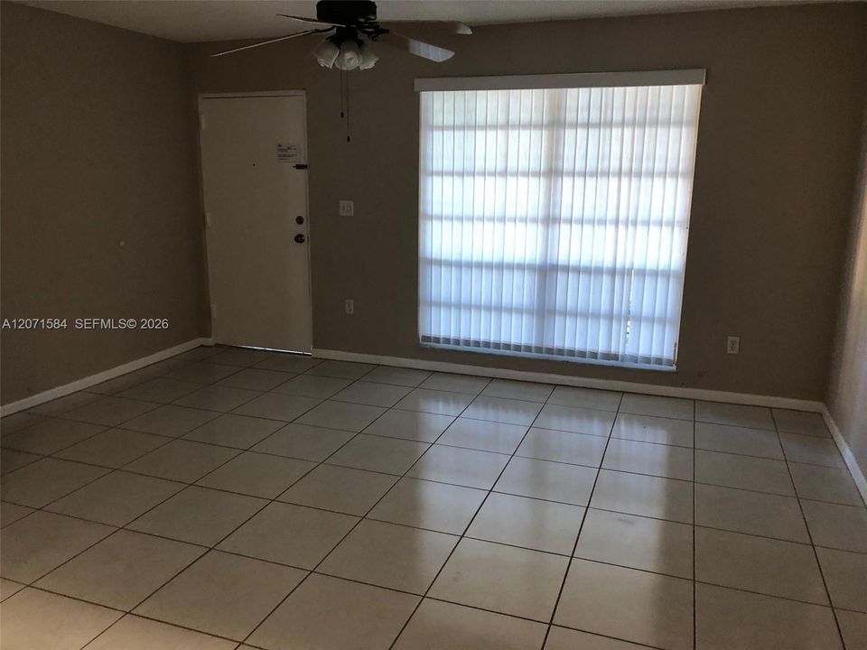 Active With Contract: $1,950 (1 beds, 1 baths, 555 Square Feet)