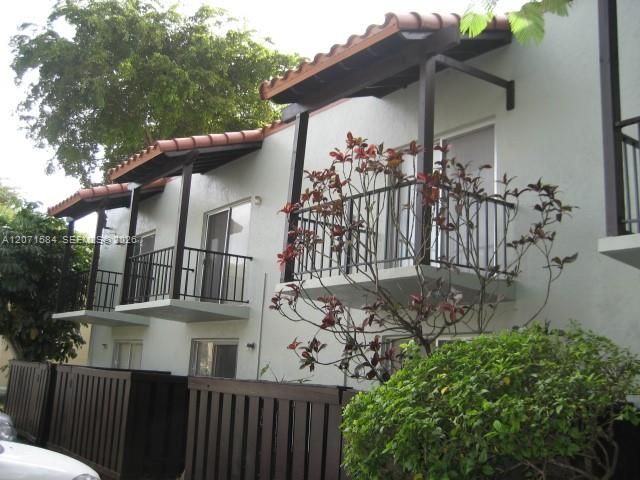Active With Contract: $1,950 (1 beds, 1 baths, 555 Square Feet)