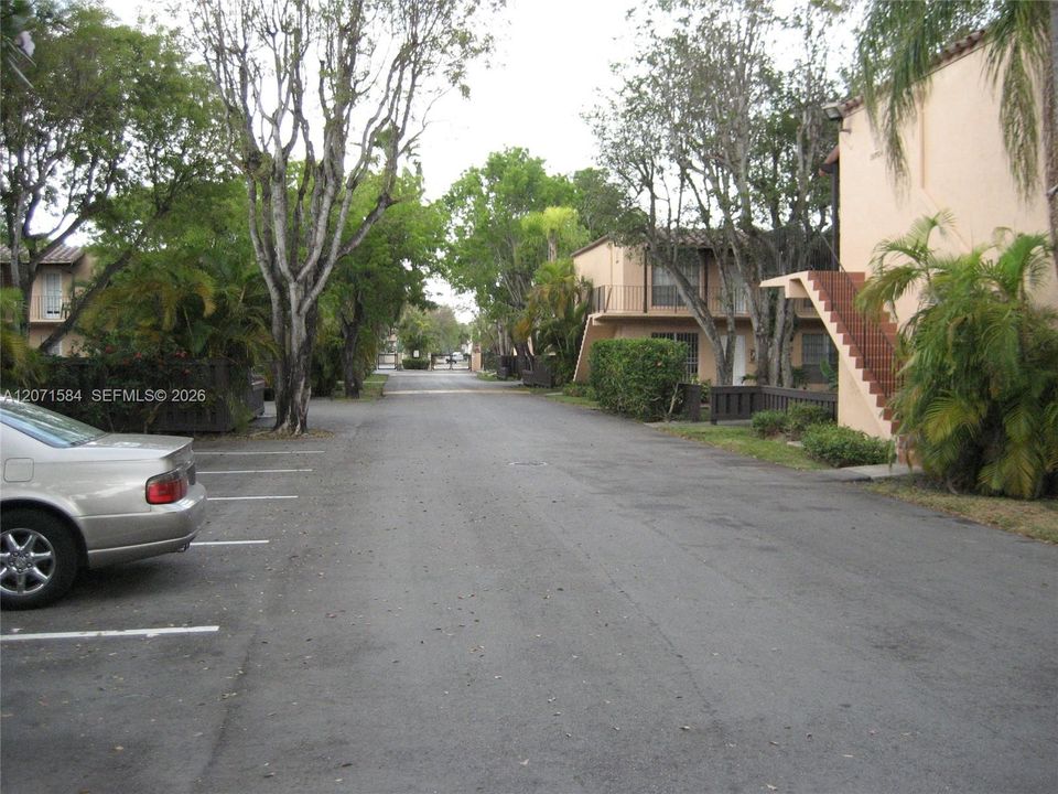 Active With Contract: $1,950 (1 beds, 1 baths, 555 Square Feet)