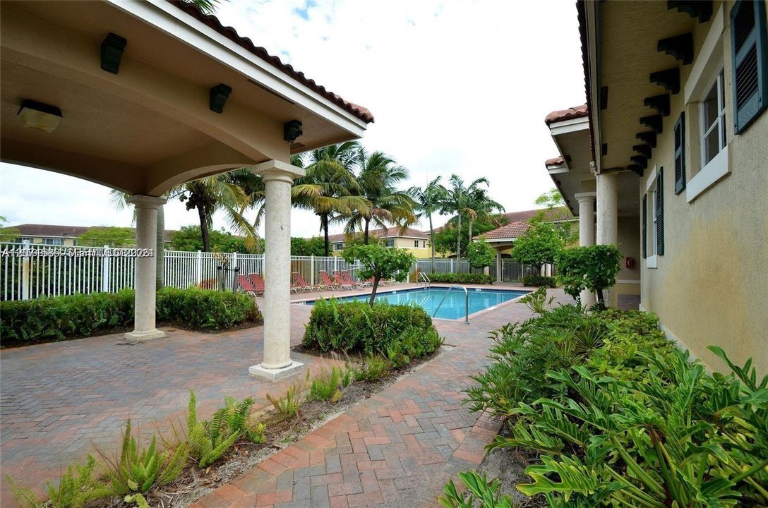 For Rent: $2,250 (2 beds, 2 baths, 1120 Square Feet)