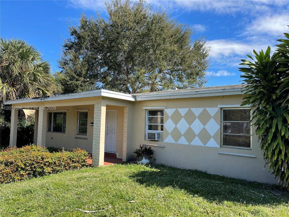 For Rent: $3,600 (4 beds, 2 baths, 1983 Square Feet)
