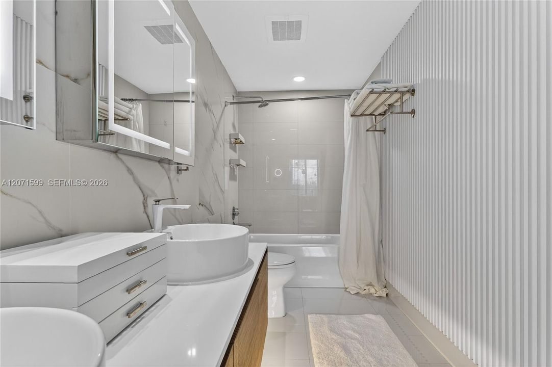 For Sale: $649,000 (1 beds, 1 baths, 732 Square Feet)