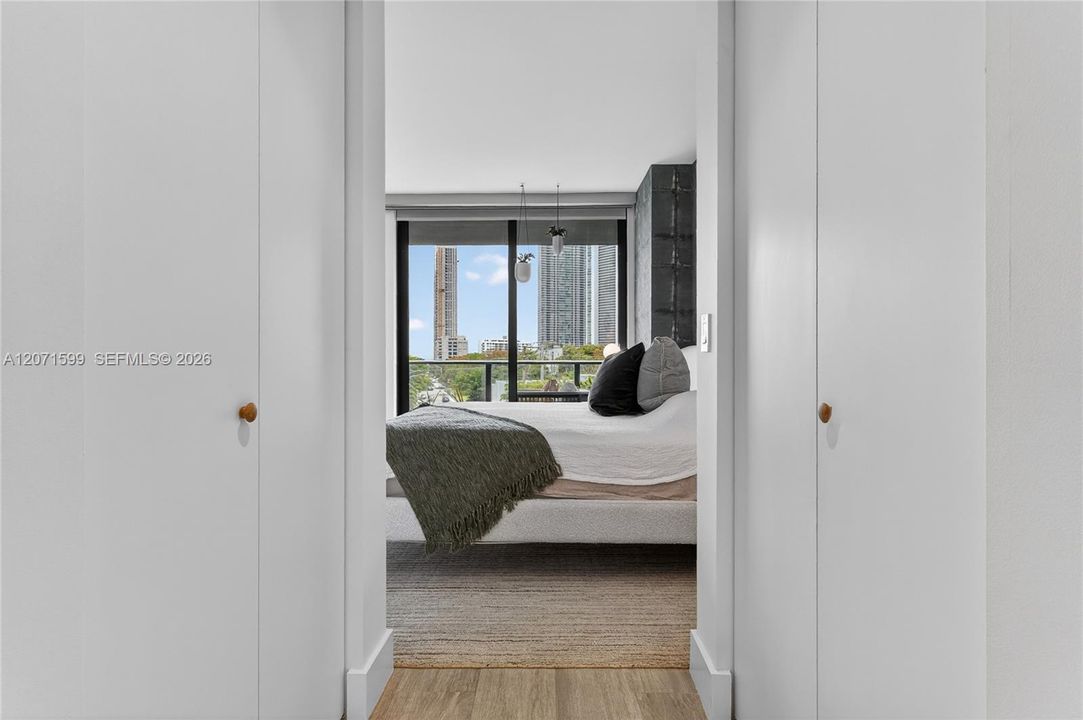 For Sale: $649,000 (1 beds, 1 baths, 732 Square Feet)