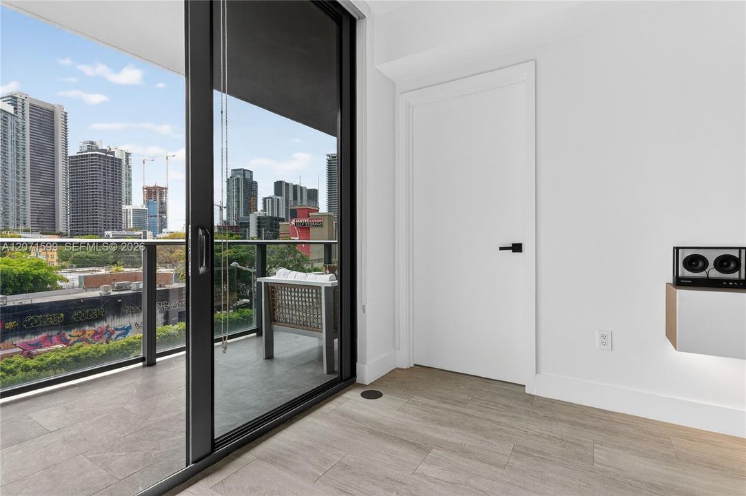 For Sale: $649,000 (1 beds, 1 baths, 732 Square Feet)