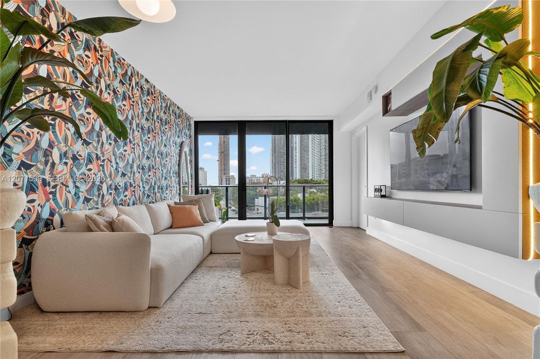 For Sale: $649,000 (1 beds, 1 baths, 732 Square Feet)