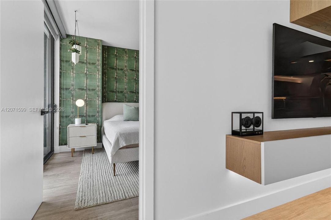 For Sale: $649,000 (1 beds, 1 baths, 732 Square Feet)