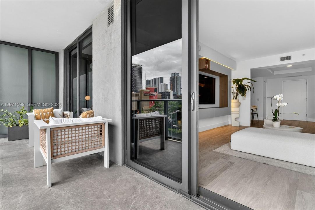For Sale: $649,000 (1 beds, 1 baths, 732 Square Feet)