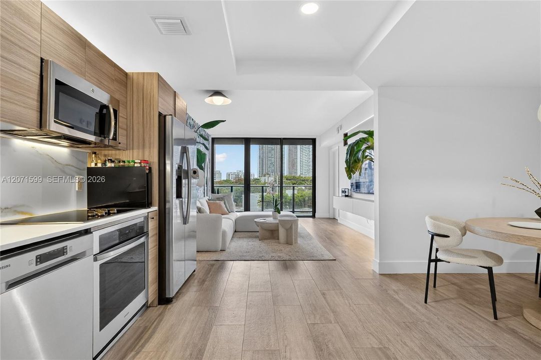 For Sale: $649,000 (1 beds, 1 baths, 732 Square Feet)