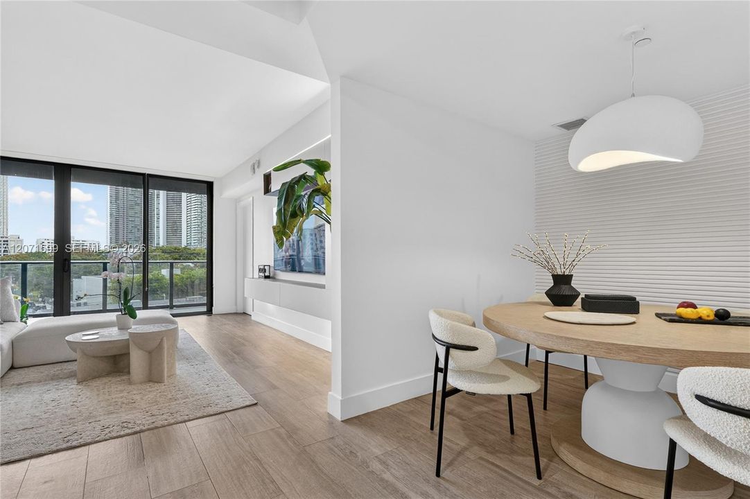 For Sale: $649,000 (1 beds, 1 baths, 732 Square Feet)