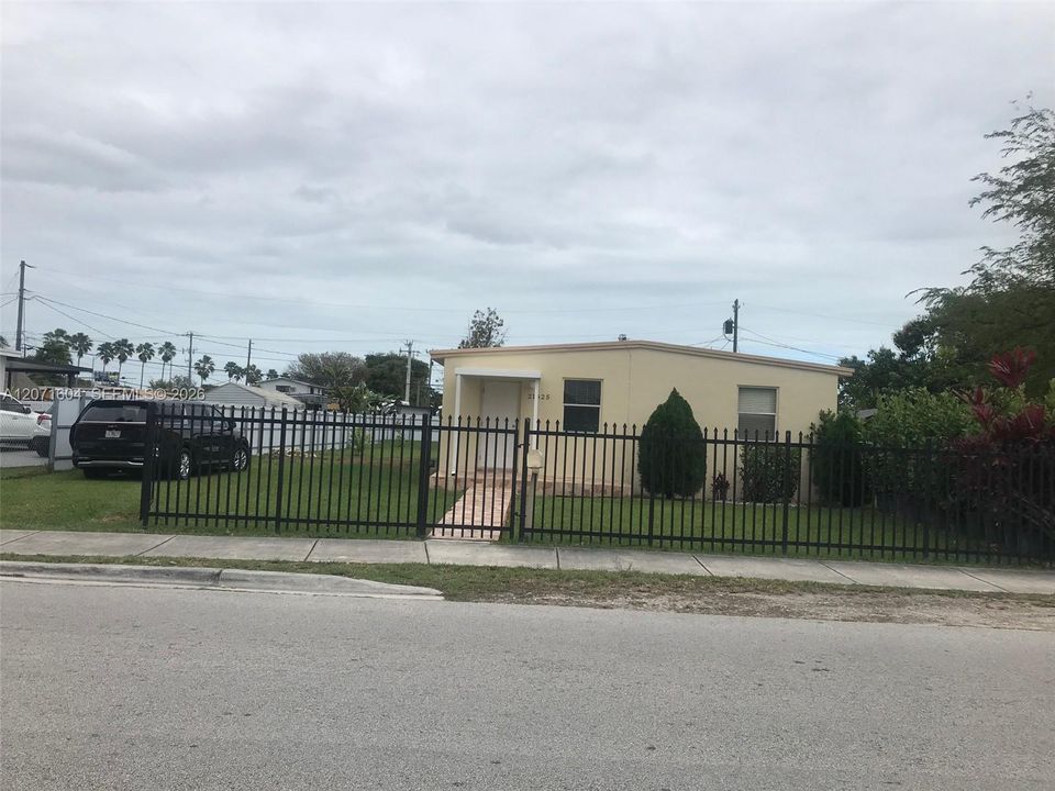 For Sale: $499,900 (2 beds, 1 baths, 920 Square Feet)