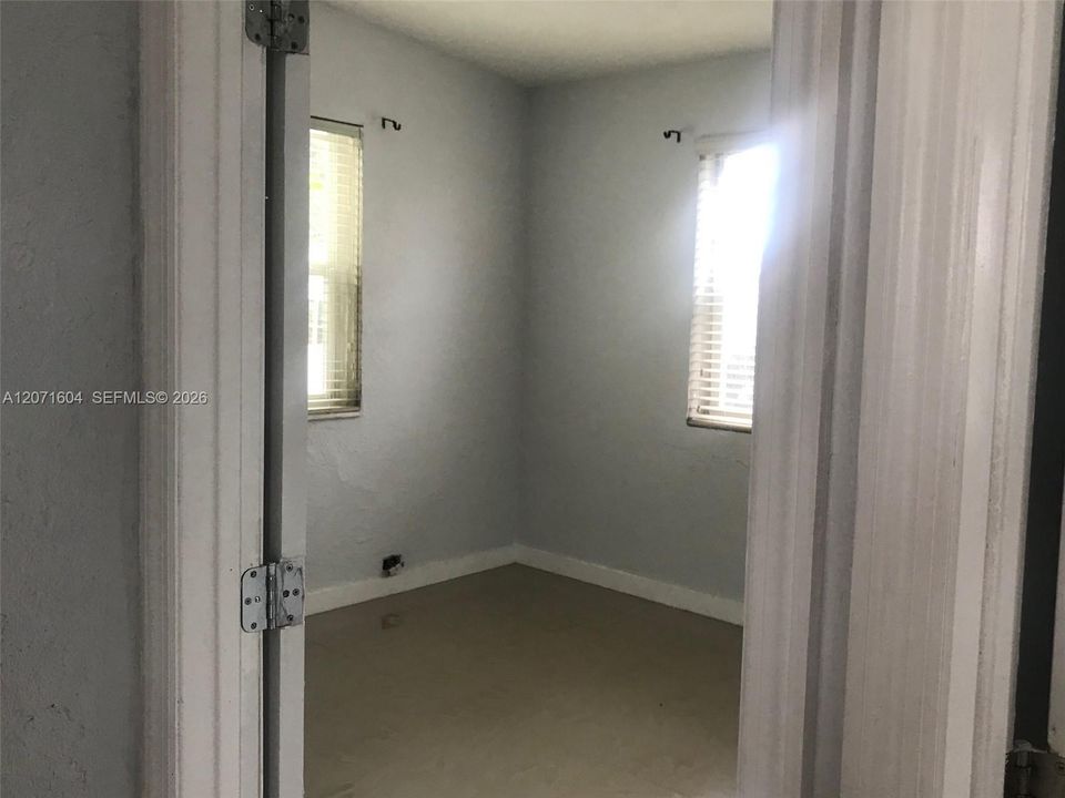 For Sale: $499,900 (2 beds, 1 baths, 920 Square Feet)