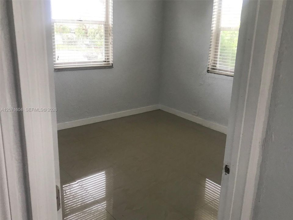 For Sale: $499,900 (2 beds, 1 baths, 920 Square Feet)