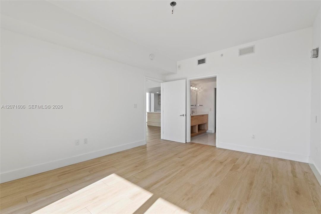 For Rent: $5,500 (3 beds, 3 baths, 1556 Square Feet)