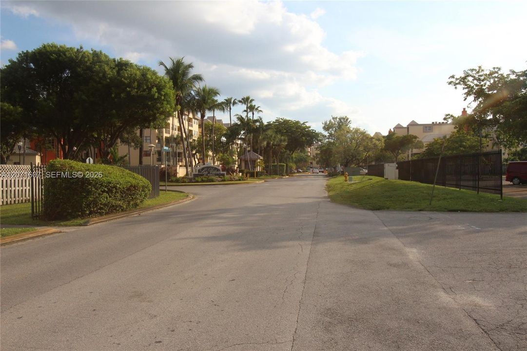 For Rent: $2,450 (2 beds, 2 baths, 1005 Square Feet)