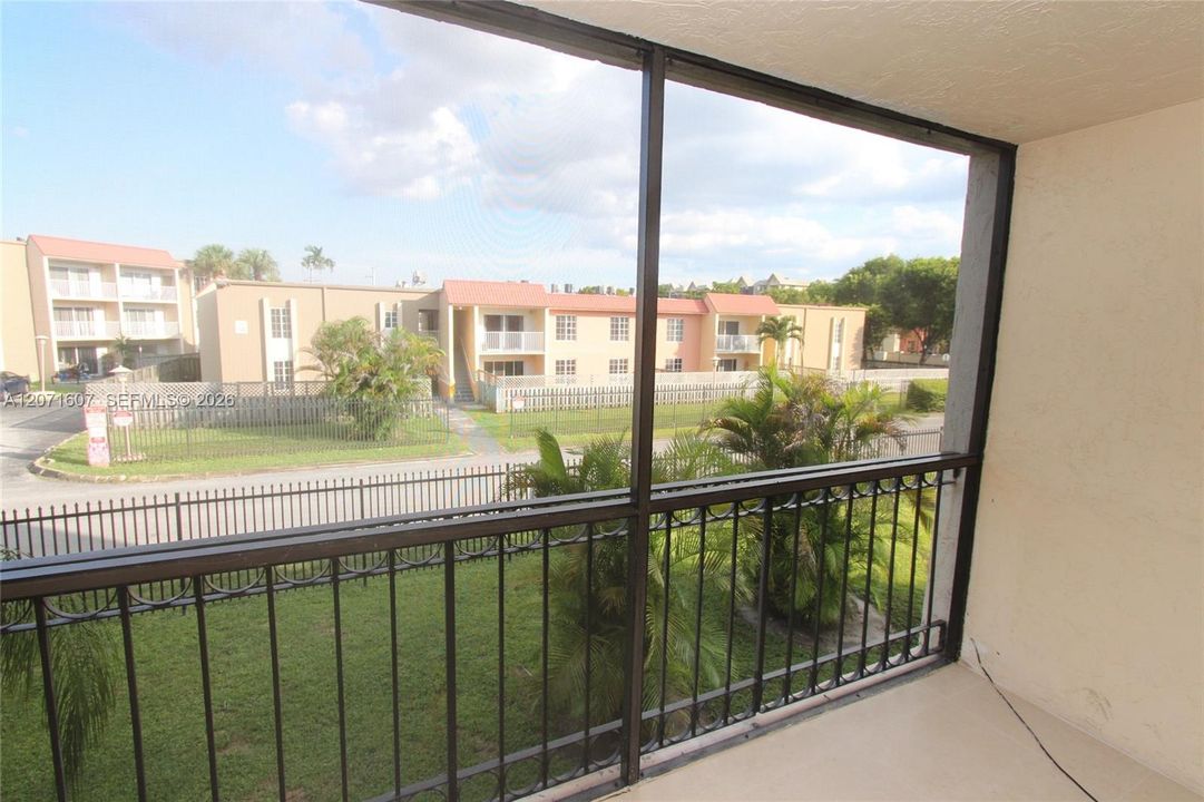 For Rent: $2,450 (2 beds, 2 baths, 1005 Square Feet)