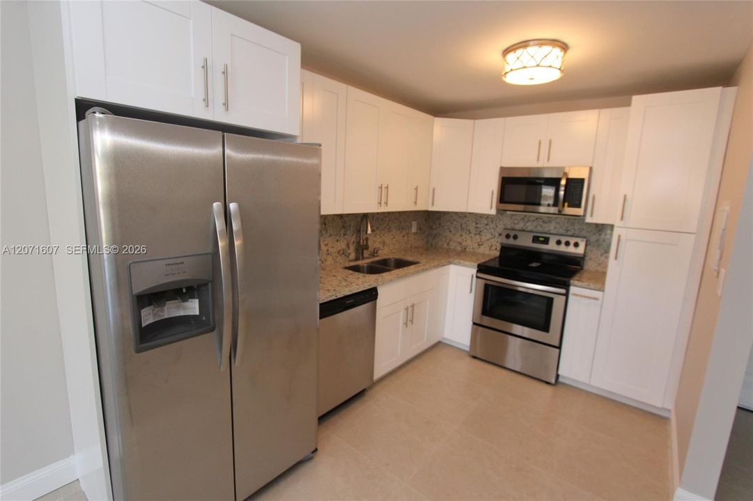 For Rent: $2,450 (2 beds, 2 baths, 1005 Square Feet)