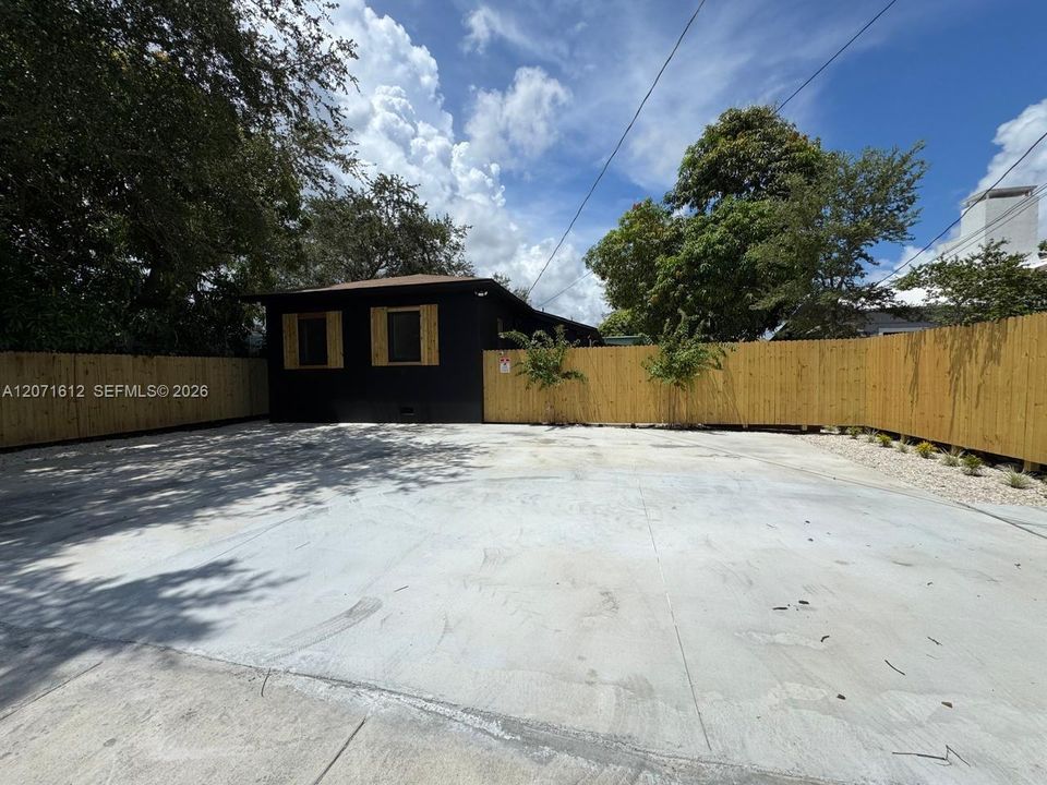 For Rent: $2,500 (1 beds, 1 baths, 700 Square Feet)