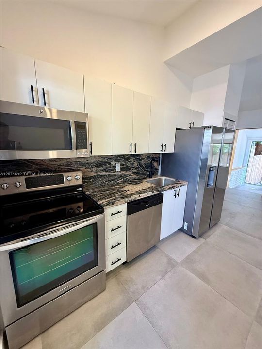 For Rent: $2,500 (1 beds, 1 baths, 700 Square Feet)