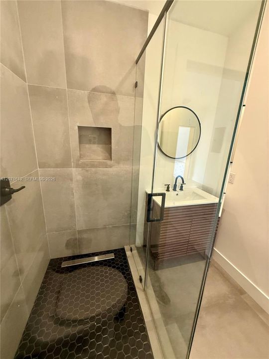 For Rent: $2,500 (1 beds, 1 baths, 700 Square Feet)