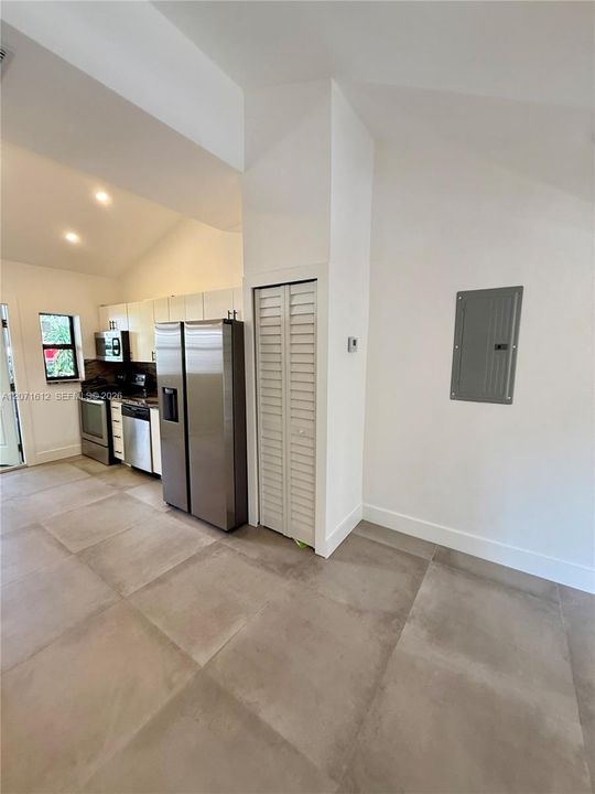 For Rent: $2,500 (1 beds, 1 baths, 700 Square Feet)