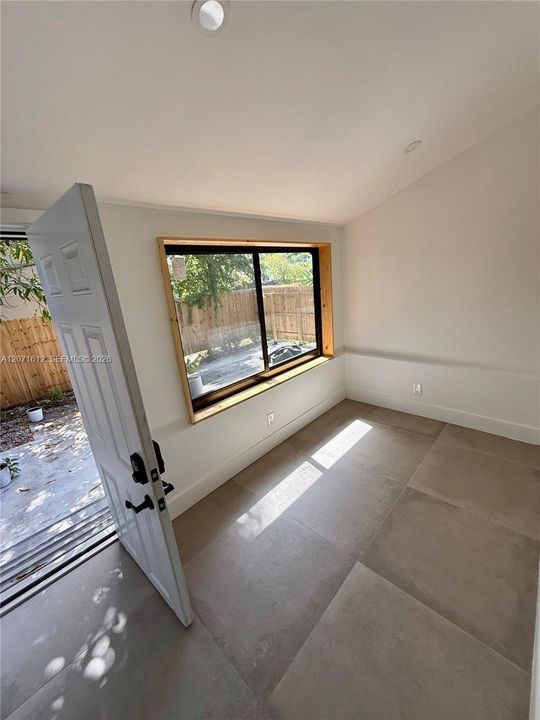 For Rent: $2,500 (1 beds, 1 baths, 700 Square Feet)