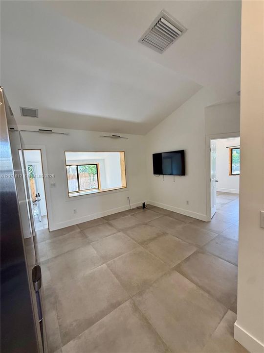 For Rent: $2,500 (1 beds, 1 baths, 700 Square Feet)