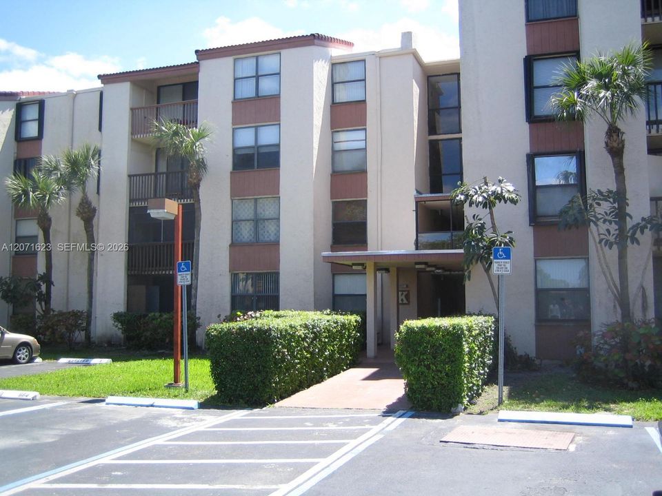 For Rent: $2,250 (2 beds, 2 baths, 906 Square Feet)