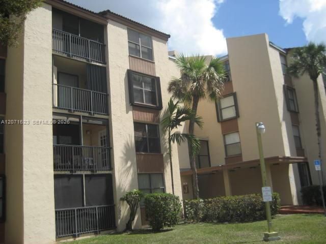 For Rent: $2,250 (2 beds, 2 baths, 906 Square Feet)