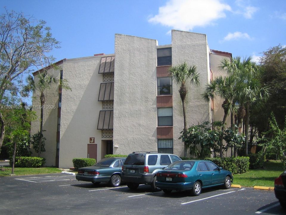 For Rent: $2,250 (2 beds, 2 baths, 906 Square Feet)
