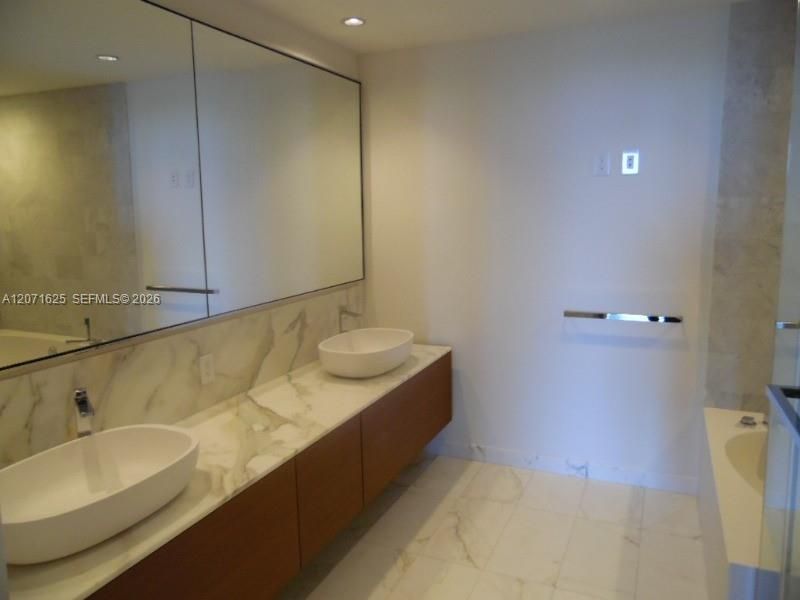For Rent: $17,000 (2 beds, 2 baths, 1704 Square Feet)