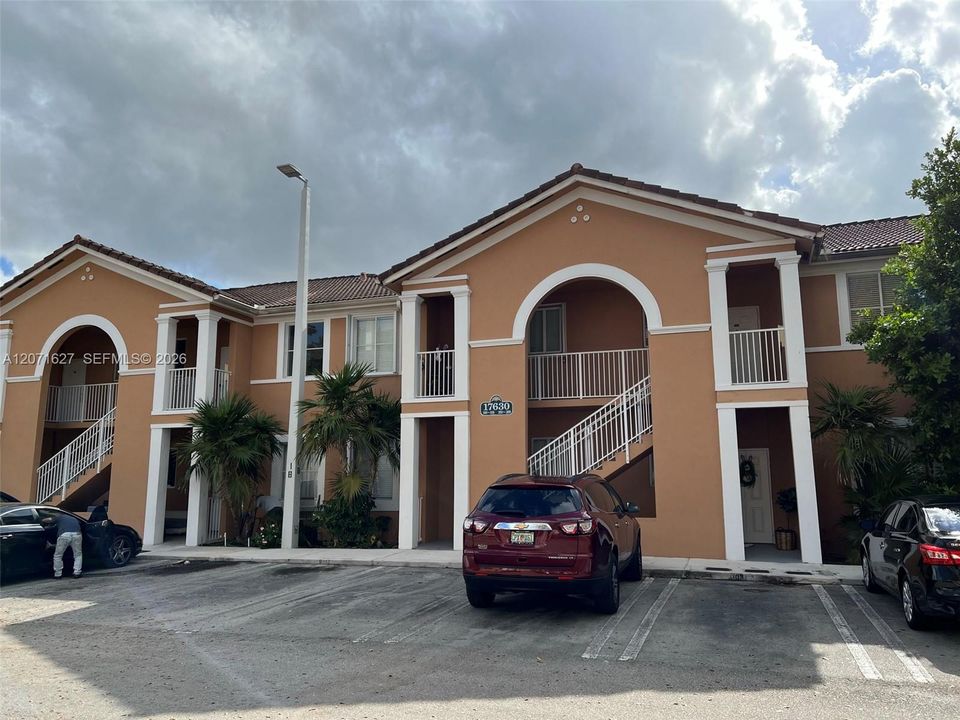 For Rent: $2,100 (2 beds, 2 baths, 967 Square Feet)