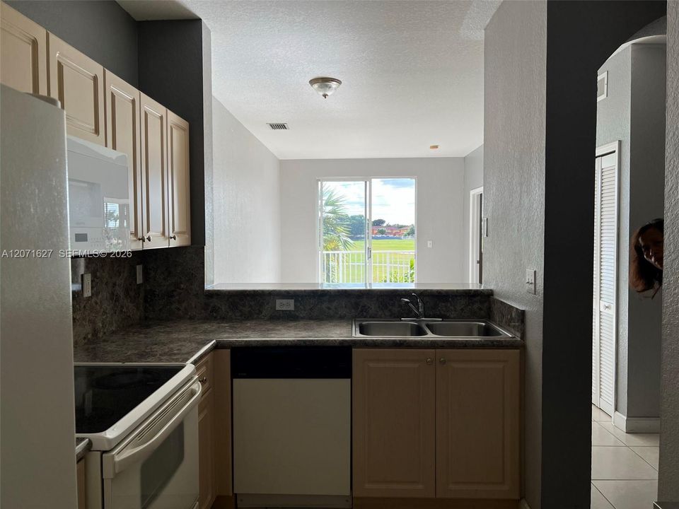 For Rent: $2,100 (2 beds, 2 baths, 967 Square Feet)