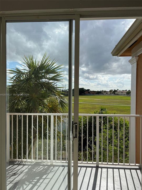 For Rent: $2,100 (2 beds, 2 baths, 967 Square Feet)