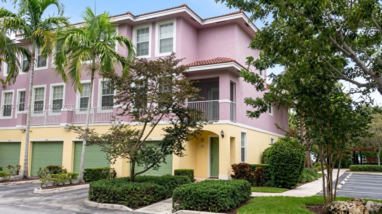 Corner unit with 1 car garage